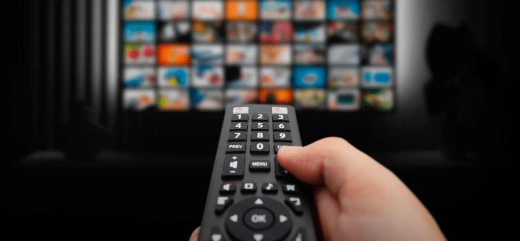 persona viendo tv visualizando los logos de las diferentes plataformas de streaming