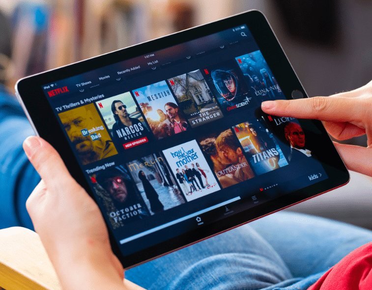 imagen de persona viendo en una tableta todo el conetnido de streaming que puede ver
